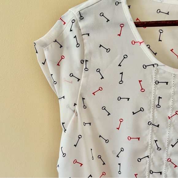 Smart Set| NEW White Flowy Peplum Cap Sleeve Red/Black Key Print Top Sz M NWT - Picture 4 of 5